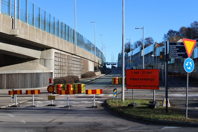 Däck och staket stänger påfarten från Ånäsmotet till E20 mot Stockholm. En orange skylt där det står att påfarten är stängd från den 1 februari syns till höger i bild.