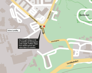 karta som visar ett rött kryss där rondellen på Inlandsgatan är avstängd. Två svarta pilar visar hur trafiken leds om i rondellen.