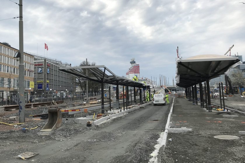På bilden syns några av de 45 meter långa skärmtak som byggs till nya hållplats Nordstan. Foto: Trafik Göteborg