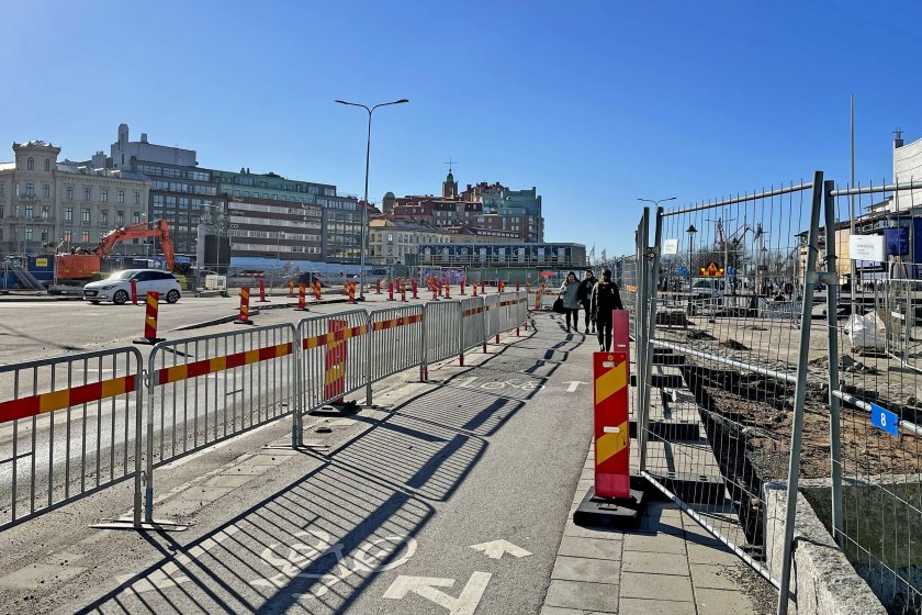 På måndag startar arbetet med att återställa en gång- och cykelbana längs Operagatan.