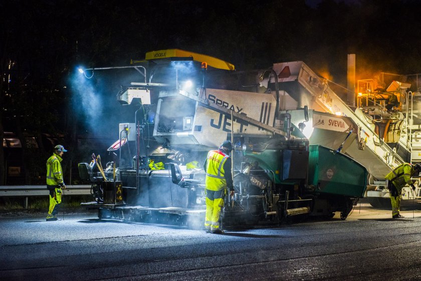 Under sommaren har det pågått vägarbeten mellan Frillesås och Fjärås, vilket har påverkat E6-trafiken kvälls- och nattetid. Efter ett uppehåll återupptas arbetet den 6 september.
