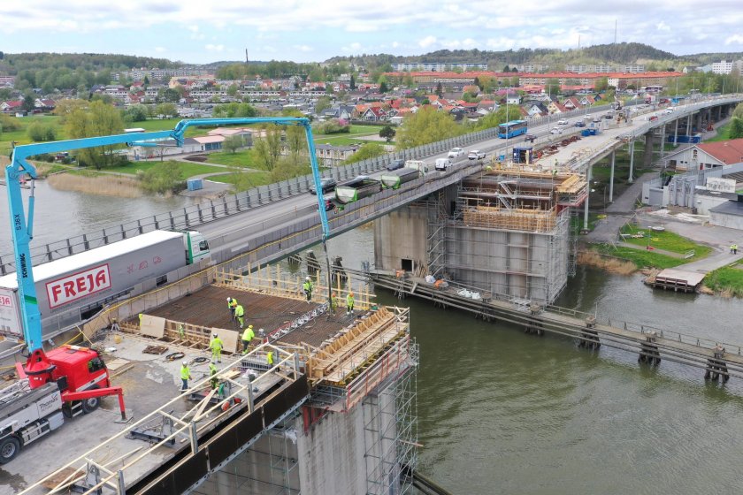 Gjutning pågår på den sida av bron där ett brospann ska monteras 5-6 juni. Bron sedd i riktning mot Oslo.