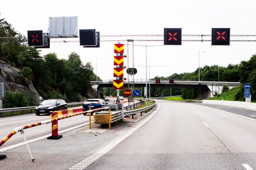 Digitala körfältsskyltar finns på många platser i Göteborg. Ett rött kryss betyder att du som trafikant inte får använda körfältet.