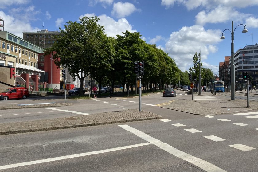 Biltrafiken österut mot Nya Allén vid Järntorget stängs av. Trafiken leds om via orange vägvisning. 