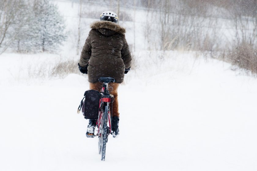 I Göteborg brukar cykeltrafiken närmast halveras på många sträckor under vinterhalvåret. Men för dig som vill fortsätta att trampa dig fram genom vintern är det läge att se över cykelutrustningen.